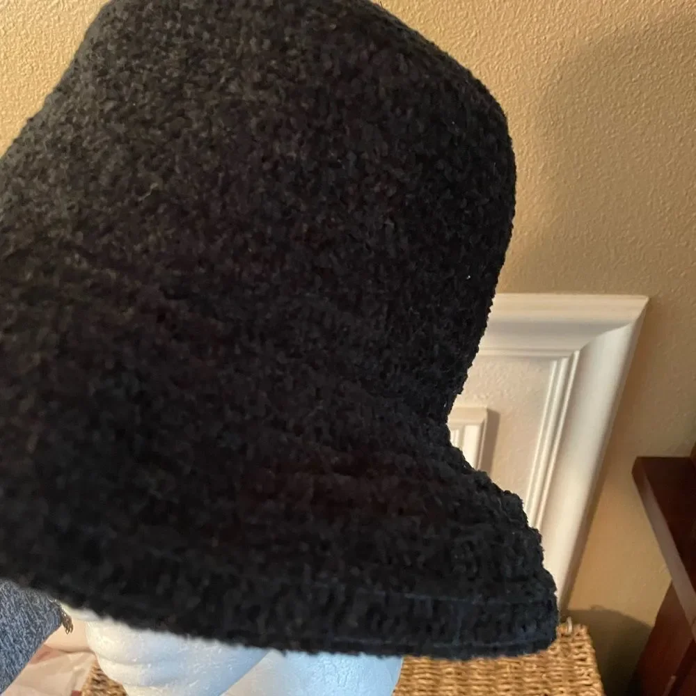 BETMAR New York Women’s Black Knit Hat - Picture 3 of 13
